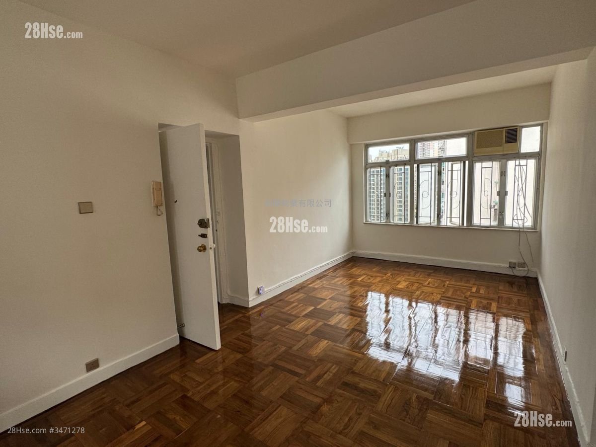Crystal Court Rental 3 Bedrooms , 1 Bathroom 698 ft²
