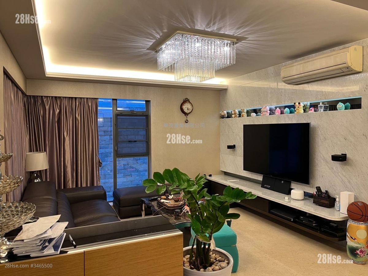 Village Rental 5+ Bedrooms , 4 Bathrooms 1,900 ft²