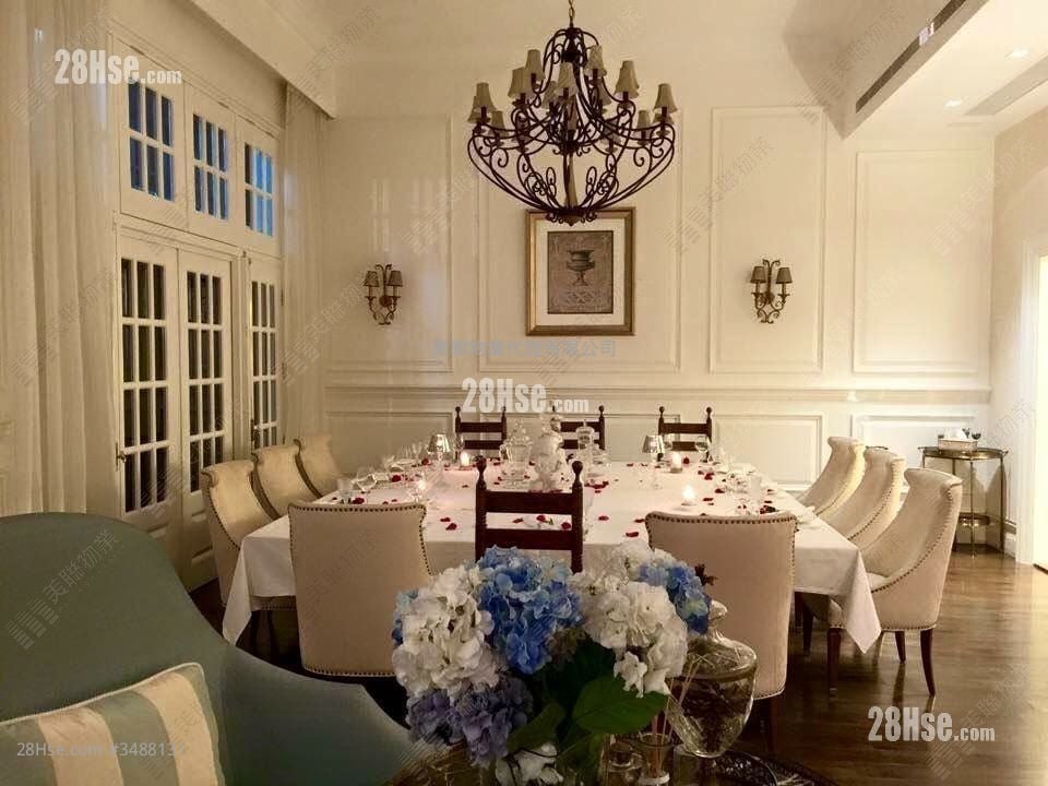 The Royal Oaks Sell 5+ Bedrooms 4,048 ft²