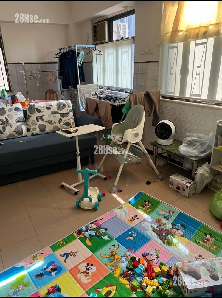Wing Fat Building Rental 2 Bedrooms , 1 Bathroom 590 ft²