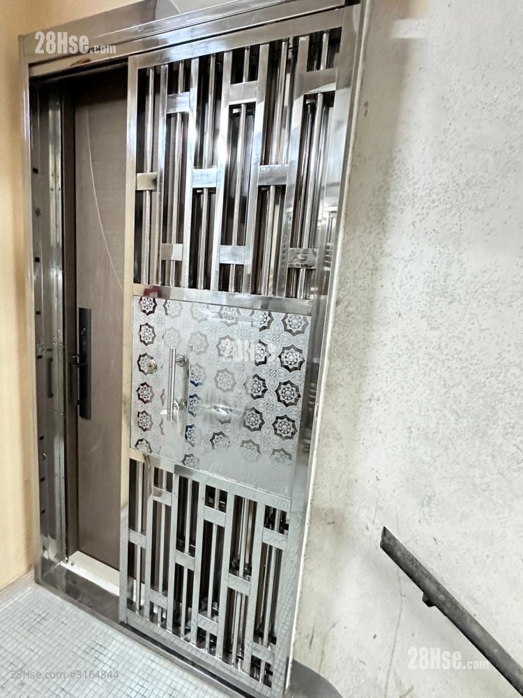 筲箕湾金华街47号唐3楼 租盘 4 房 , 4 浴室 120 平方尺