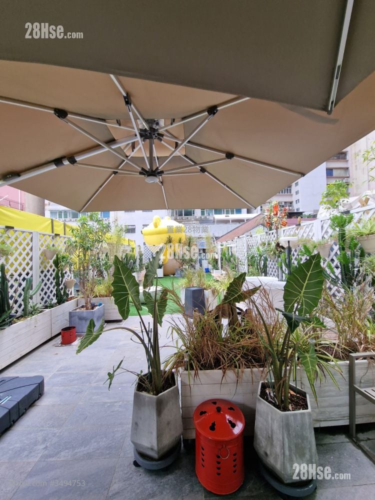 Entrepot Centre Rental 839 ft²