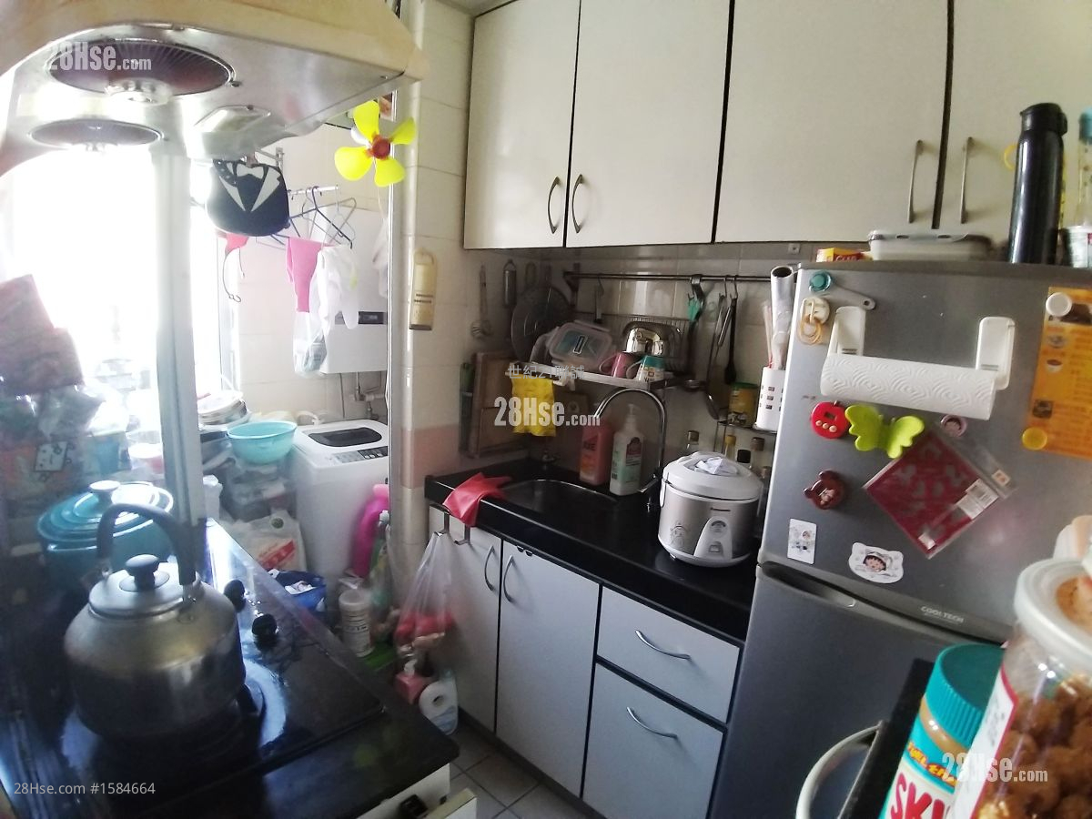 Yau Chui Court Sell 2 Bedrooms , 1 Bathroom 400 ft²