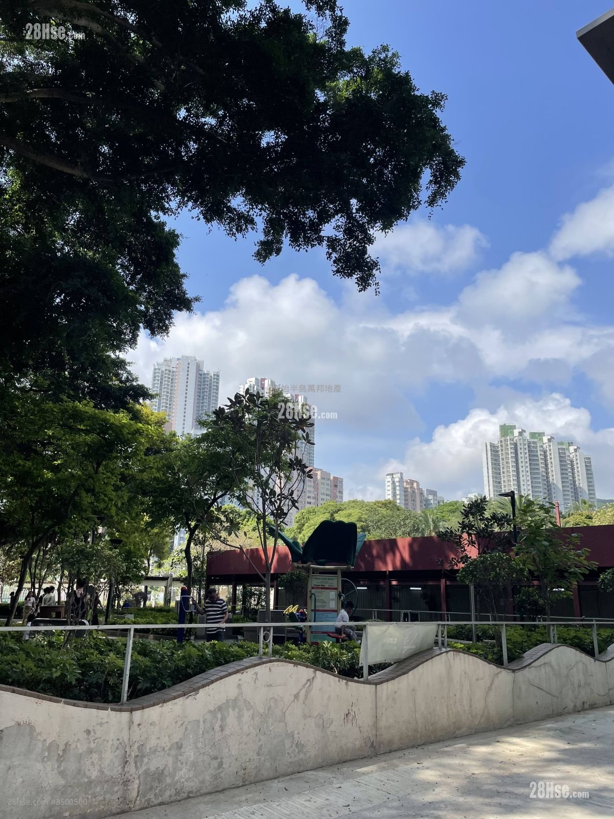 Hung Fook Court Sell 2 Bedrooms , 1 Bathroom 300 ft²