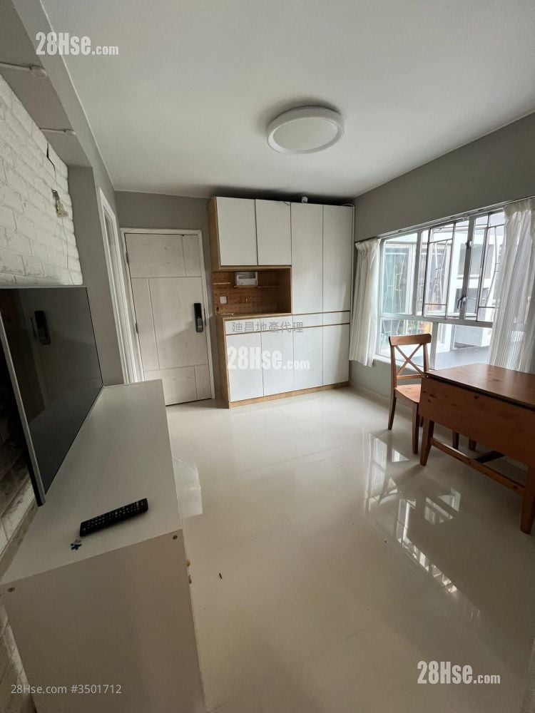 Hoi Hong Building Sell 2 Bedrooms , 1 Bathroom 300 ft²