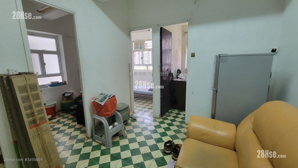 Chung Kin Building Sell 2 Bedrooms , 1 Bathroom 369 ft²