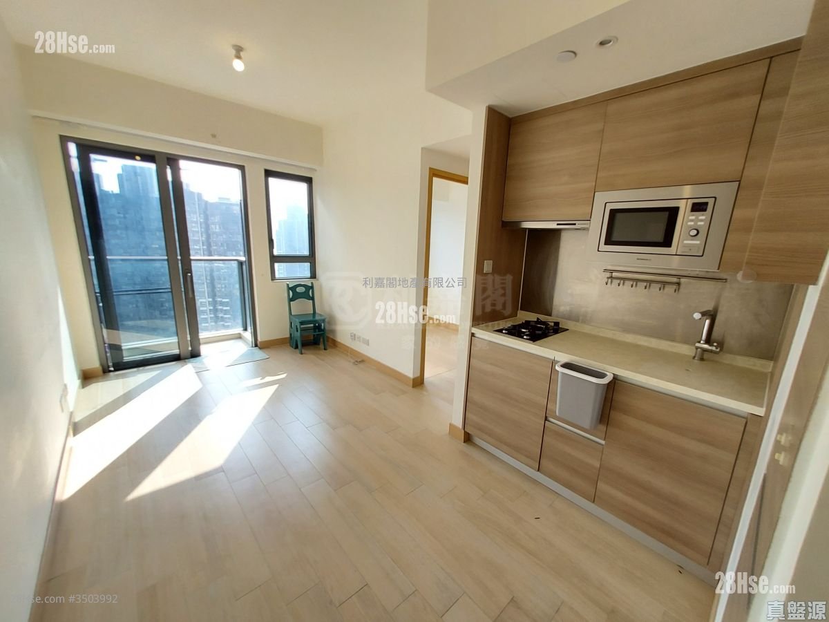 Victoria Skye Rental 438 ft²