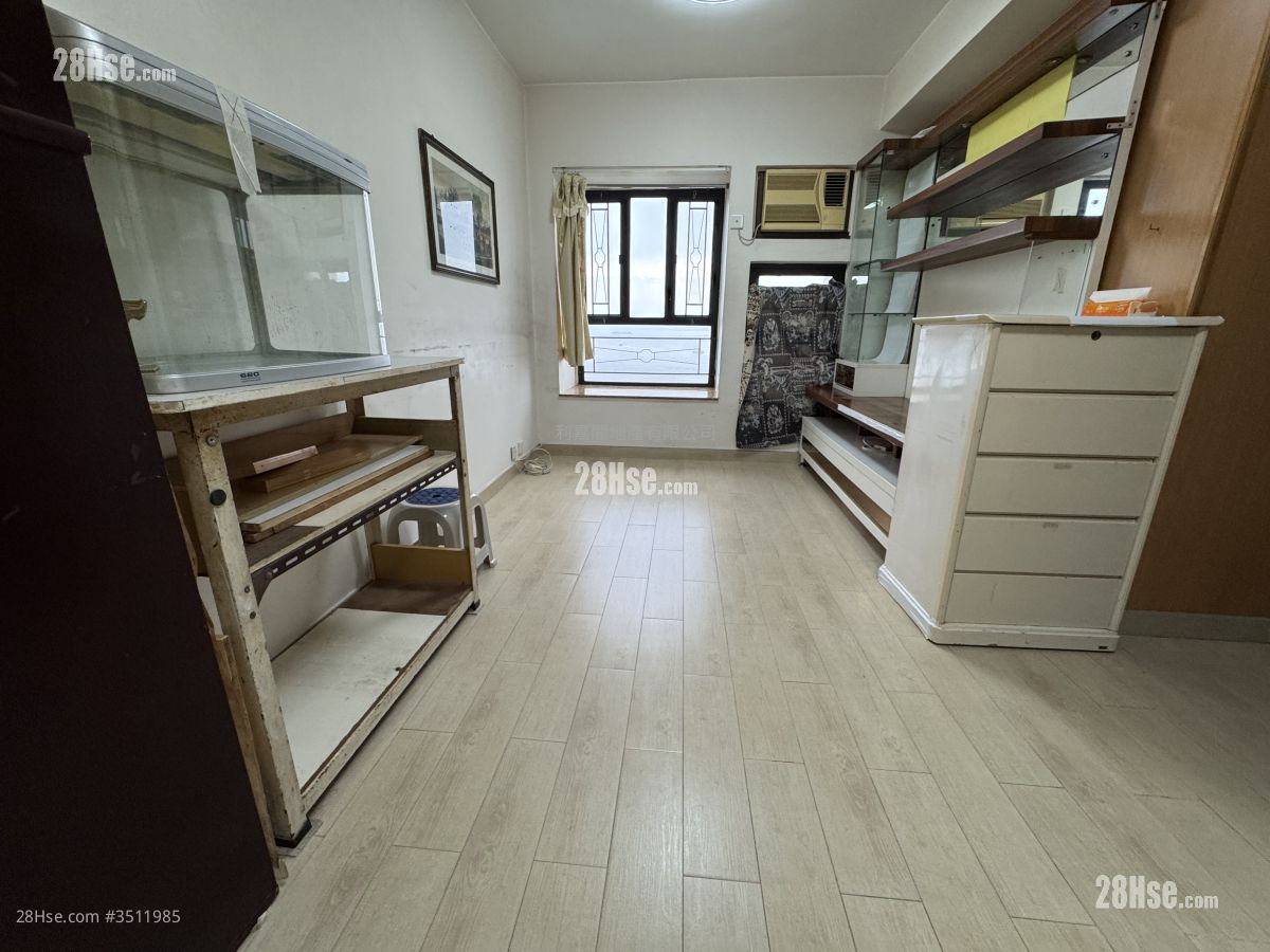 Yick Fung Garden Sell 3 Bedrooms 467 ft²