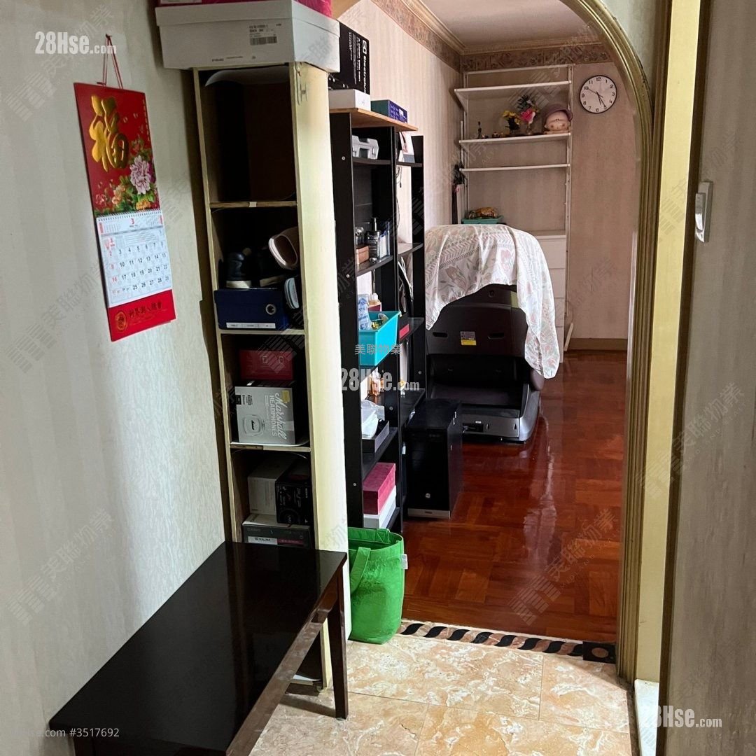 Mei Chung Court Sell 3 Bedrooms 554 ft²