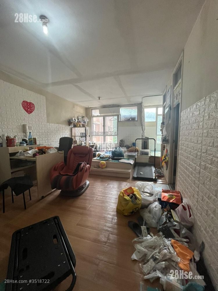 Yung Shing Court Sell 3 Bedrooms , 1 Bathroom 640 ft²