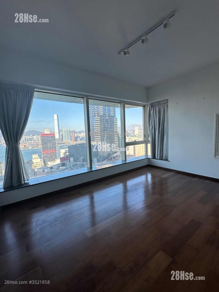 Centre Stage Rental 4 Bedrooms , 3 Bathrooms 1,325 ft²