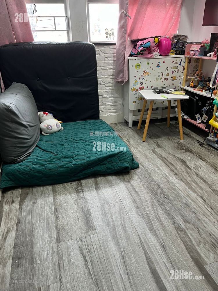 Wing Fat Building Sell 2 Bedrooms , 1 Bathroom 315 ft²