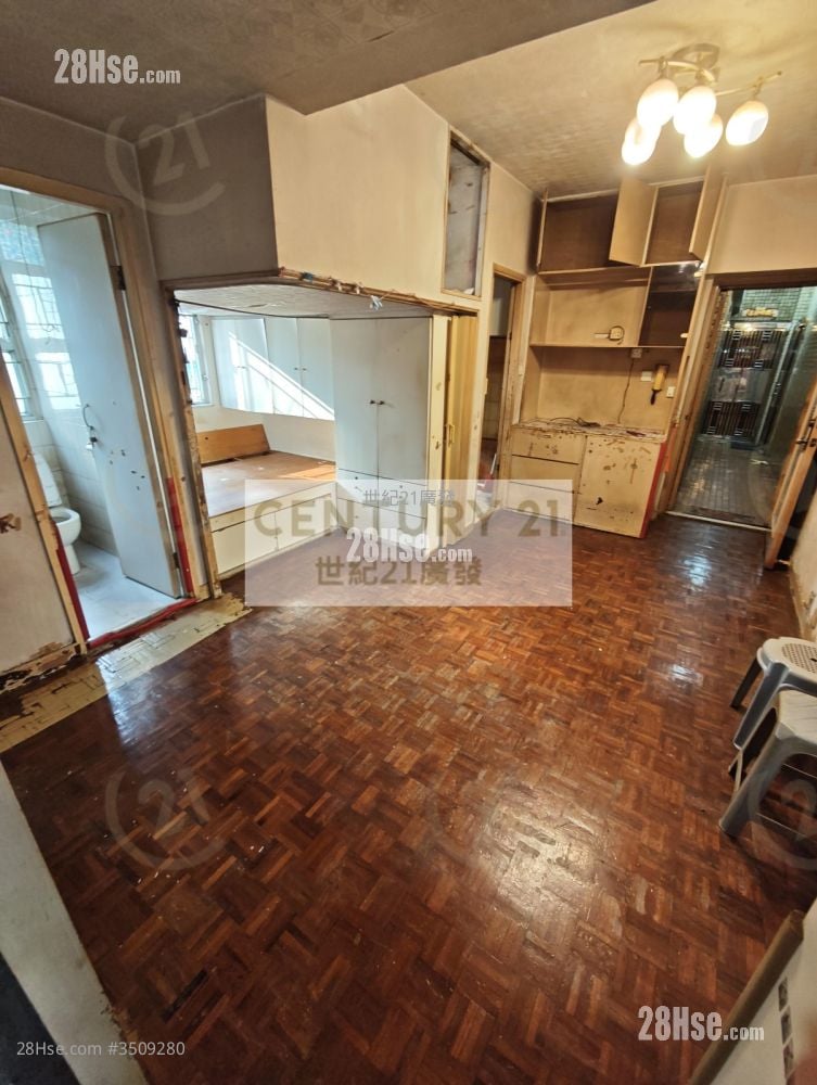 Shun Cheong Mansion Sell 3 Bedrooms , 1 Bathroom 440 ft²
