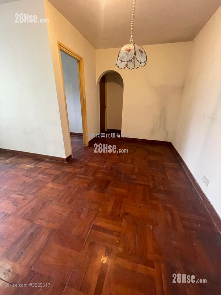 Kam On Court Sell 3 Bedrooms , 1 Bathroom 554 ft²