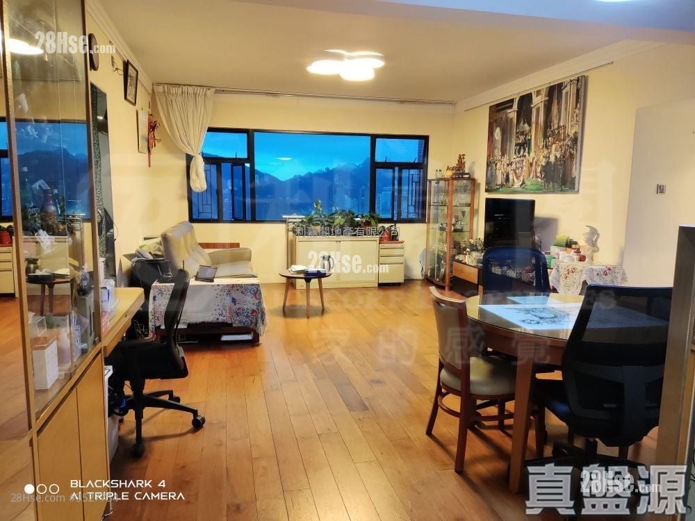 Evelyn Towers Sell 3 Bedrooms , 2 Bathrooms 1,063 ft²