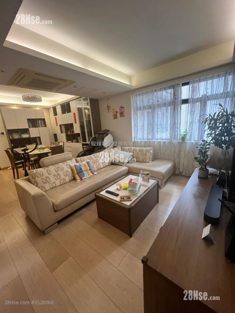 Yan On Building Sell 3 Bedrooms , 1 Bathroom 771 ft²