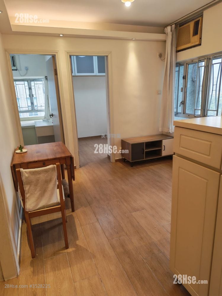 Kam Wah Garden Sell 2 Bedrooms , 1 Bathroom 348 ft²