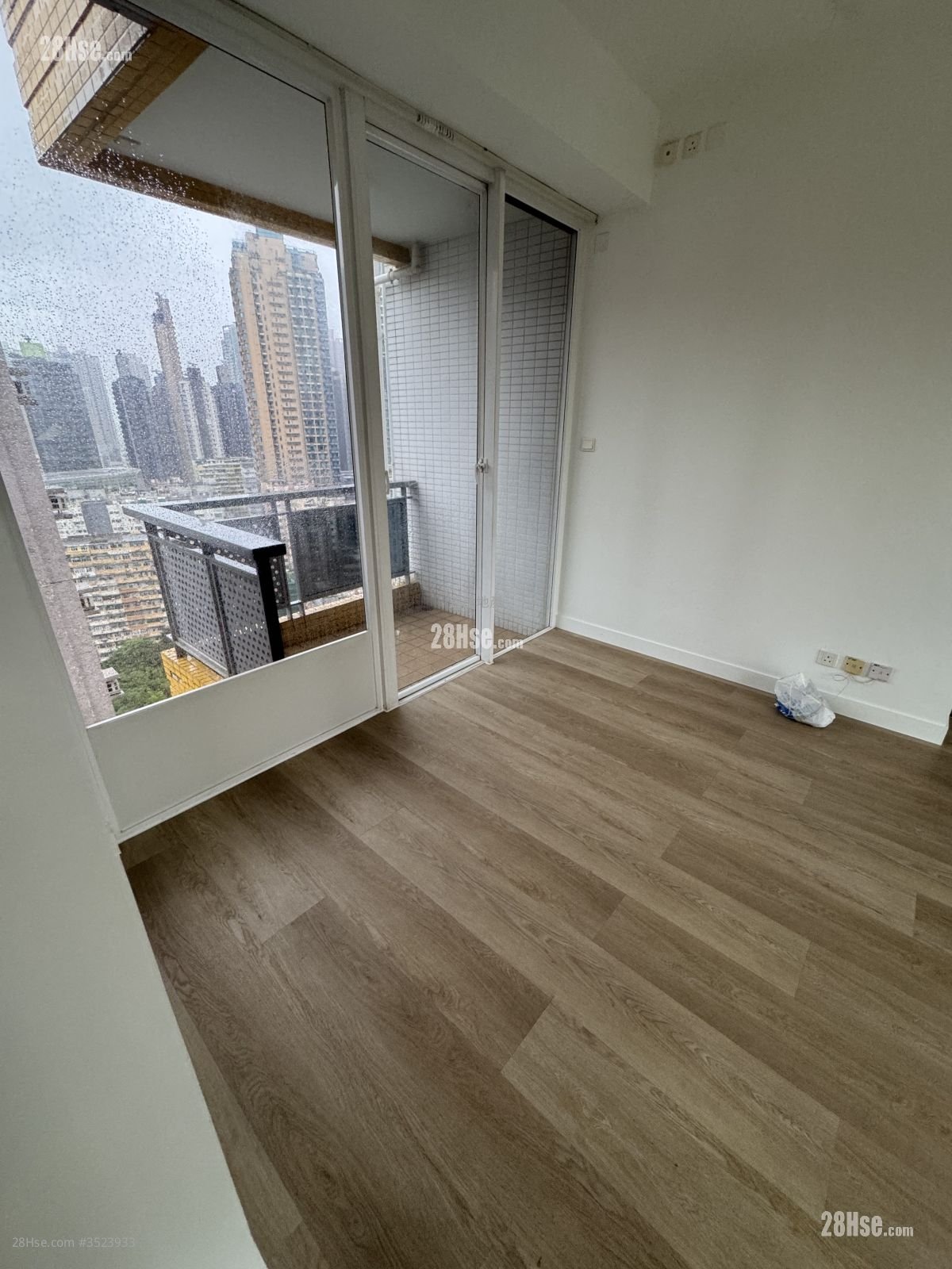Metroregalia Sell 4 Bedrooms , 2 Bathrooms 767 ft²