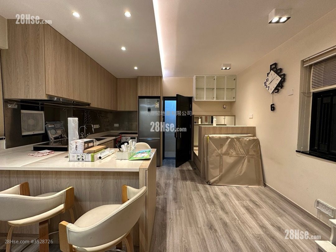 Mayfair Gardens Rental 2 Bedrooms , 1 Bathroom 432 ft²