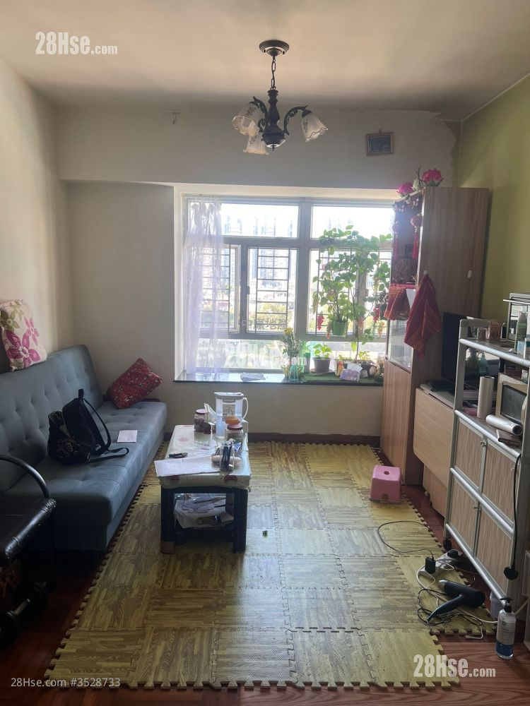 Yee Fung Garden Sell 3 Bedrooms 534 ft²