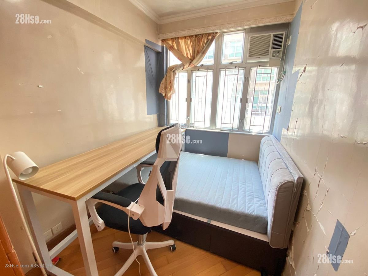 Yip Cheong Building Sell 3 Bedrooms , 2 Bathrooms 564 ft²