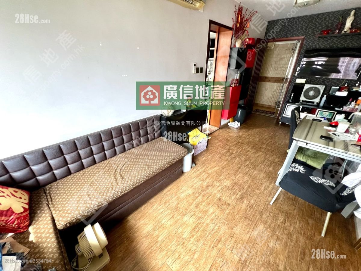 Shun Hing Building Sell 2 Bedrooms , 1 Bathroom 425 ft²