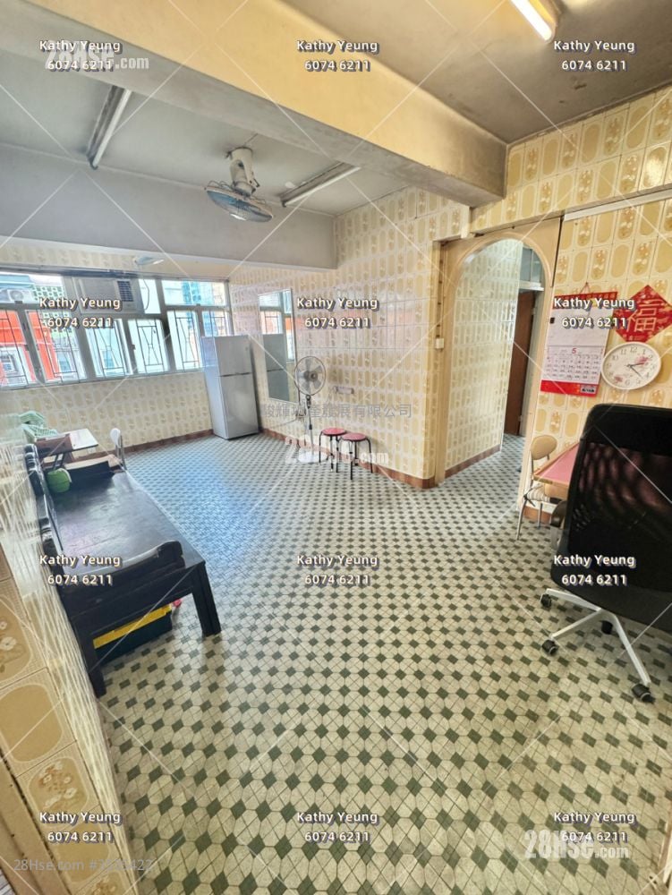 Lee Fung Building Sell 5+ Bedrooms , 1 Bathroom 888 ft²