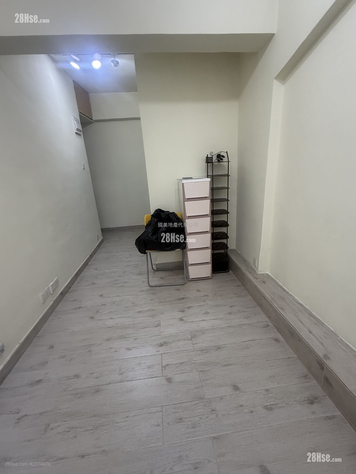 Yan On Buiding Rental Studio , 1 Bathroom 130 ft²