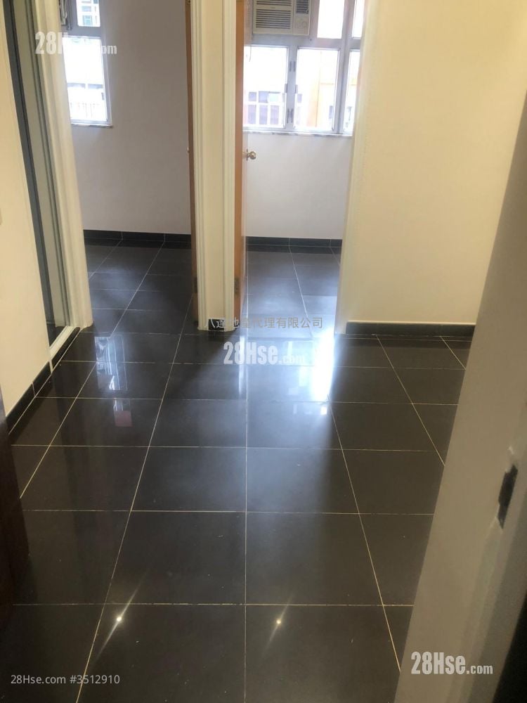 Wai Fat Building Sell 2 Bedrooms , 1 Bathroom 259 ft²