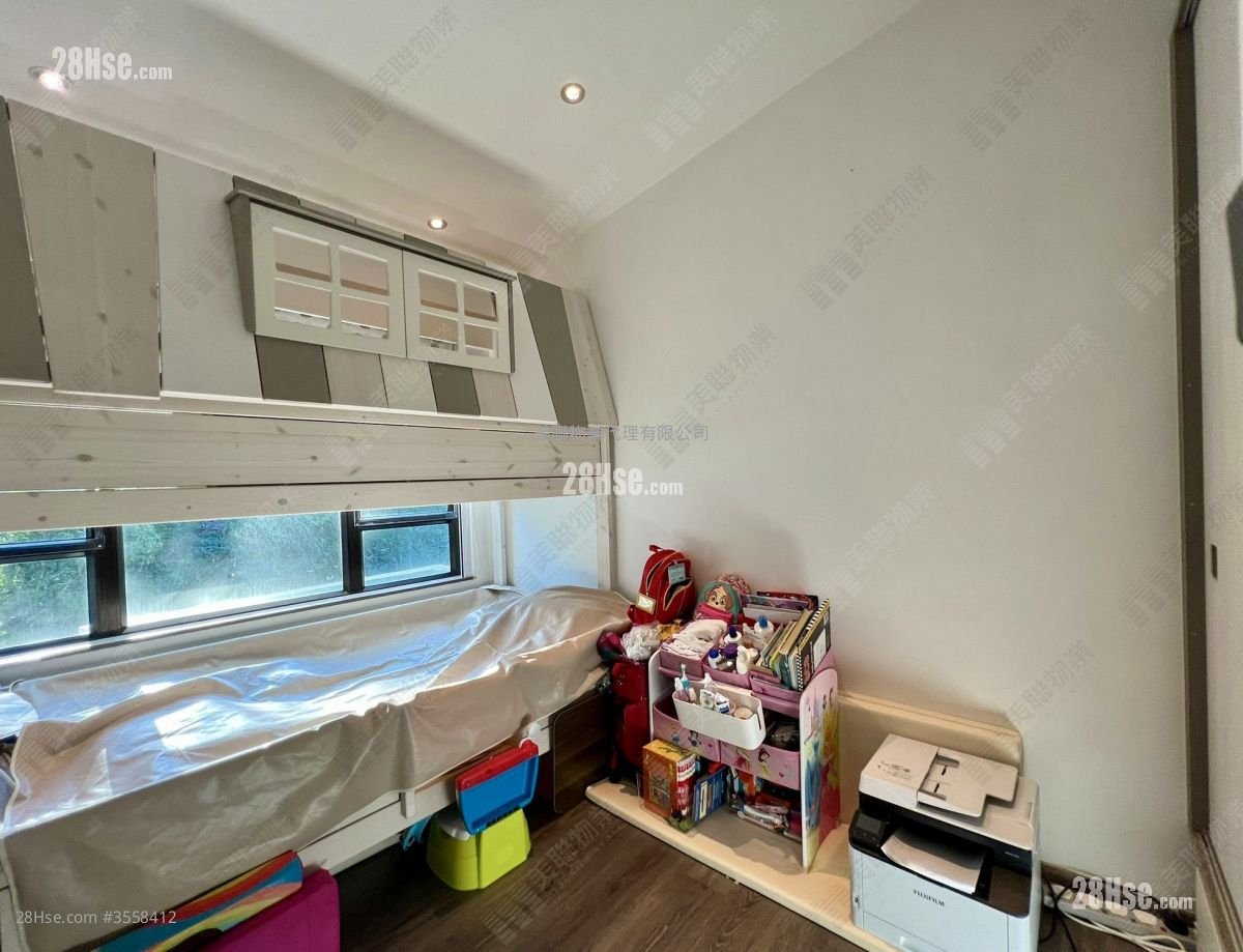 倚龙山庄 售盘 4 房 , 2 浴室 1,586 平方尺 倚龙山庄 售盘 4 房 , 2 浴室 1,586 平方尺