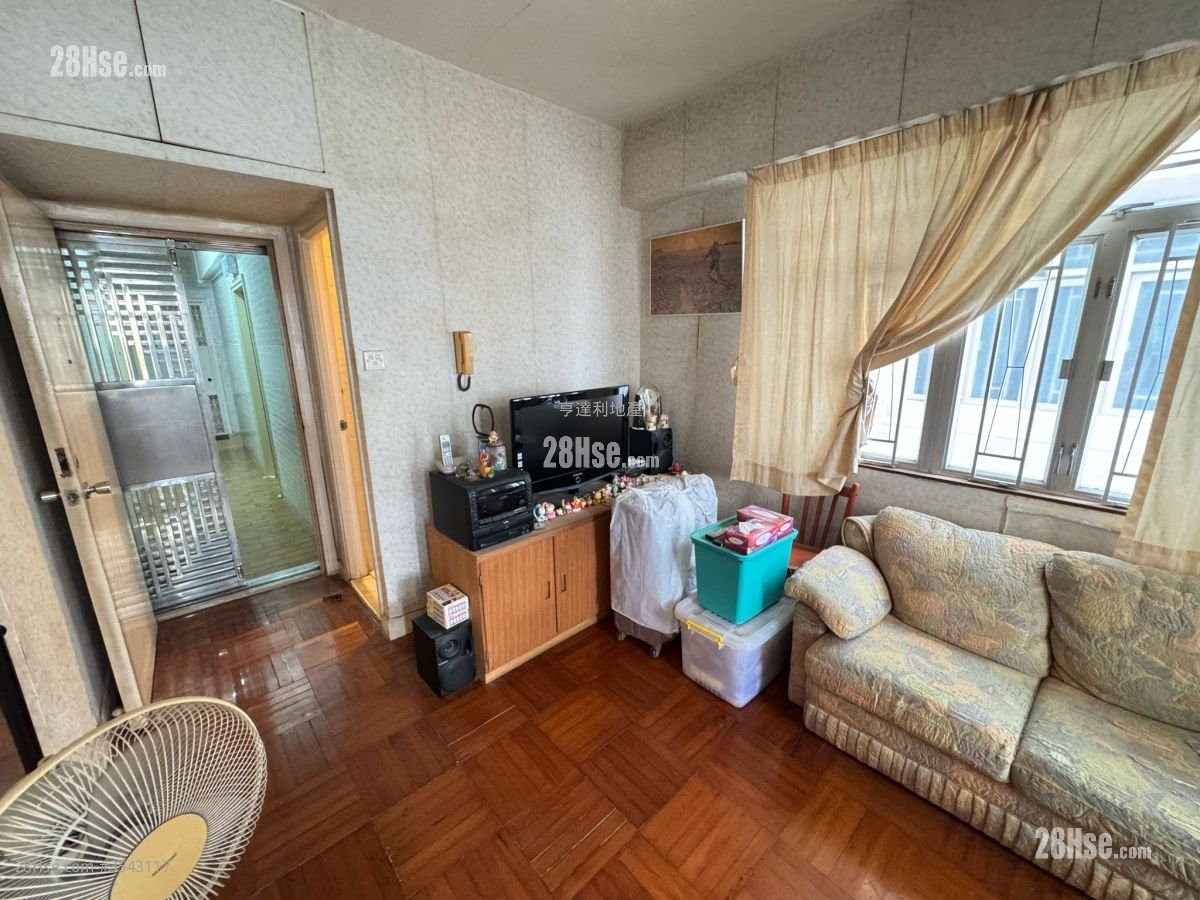 Shaukiwan Centre Sell 2 Bedrooms , 1 Bathroom 294 ft²