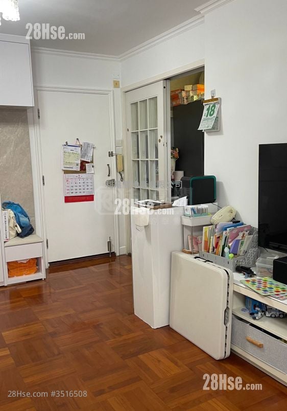 King Shing Court Sell 3 Bedrooms , 1 Bathroom 640 ft²