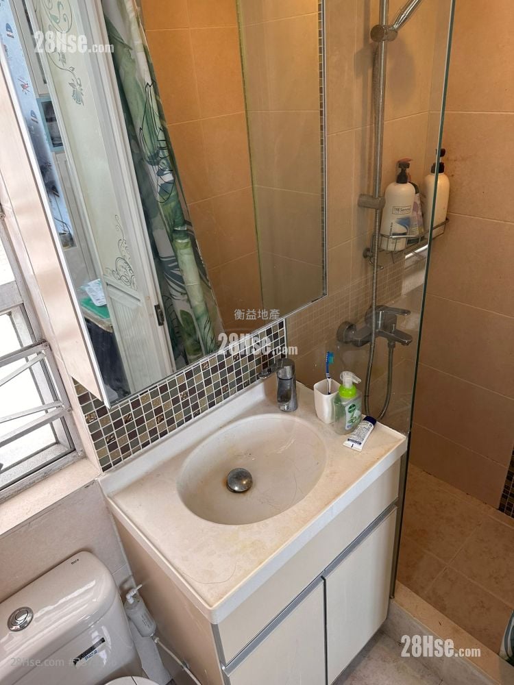 康華大廈 售盤 2 房 300 平方呎 康華大廈 售盤 2 房 300 平方呎