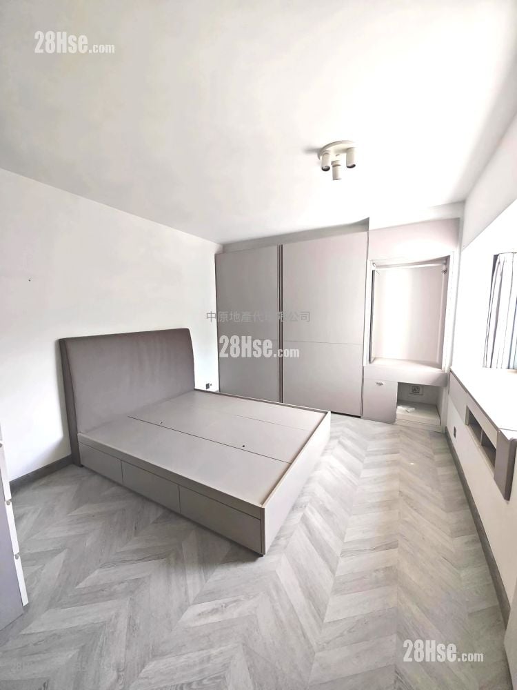 Royal Ascot Sell 3 Bedrooms , 2 Bathrooms 1,039 ft²