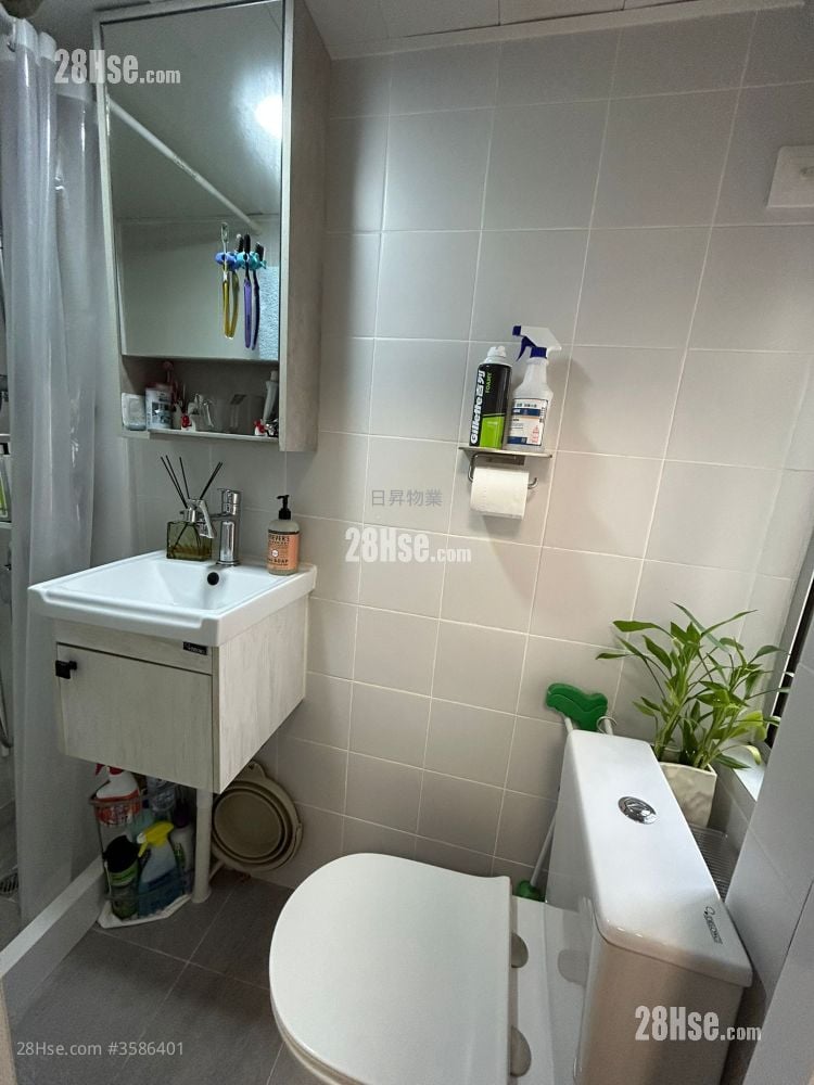 Ko Mong Building Sell 2 Bedrooms , 1 Bathroom 273 ft²