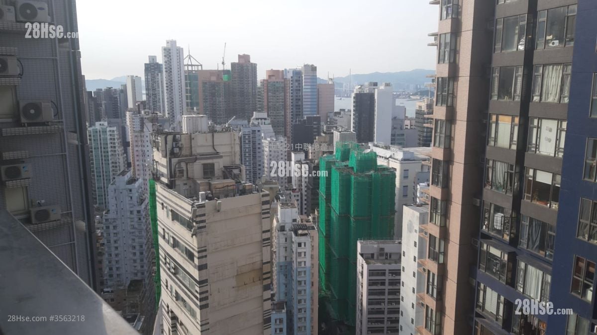 Centre Stage Sell 3 Bedrooms , 1 Bathroom 636 ft²
