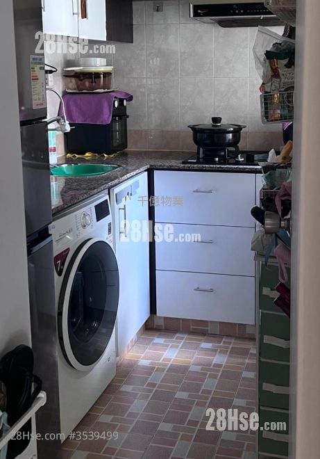 Po Lai Court Sell 2 Bedrooms 421 ft²