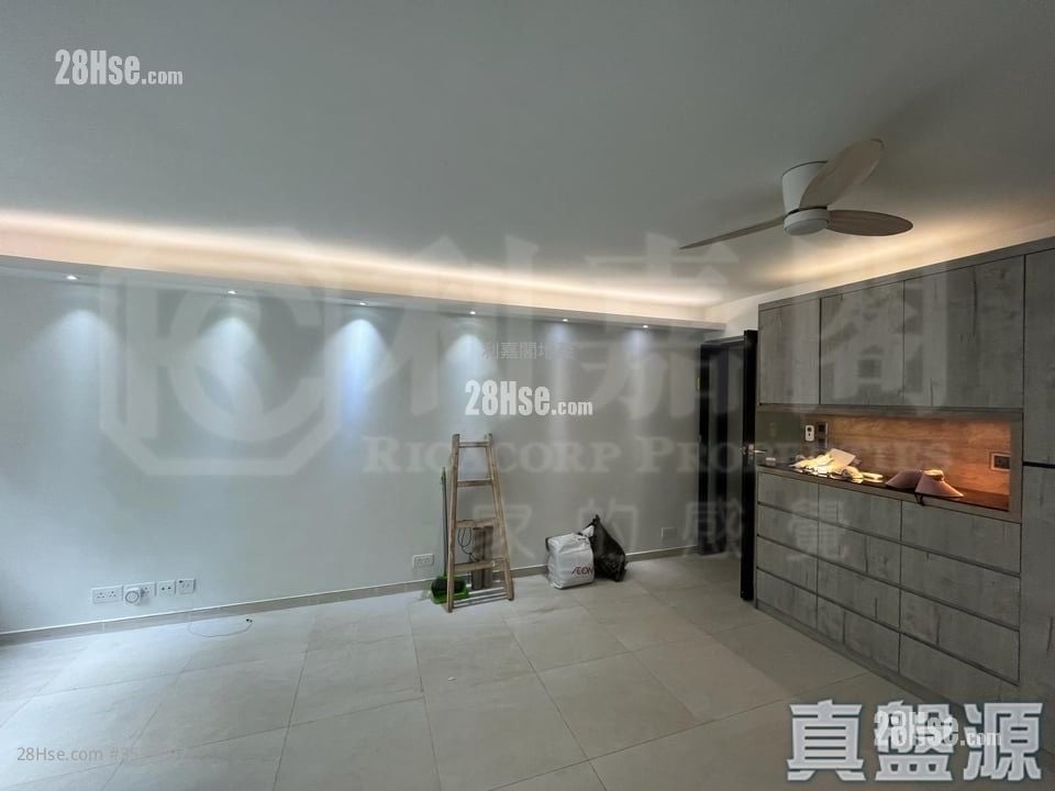 Kwong Chiu Terrace Sell 4 Bedrooms , 2 Bathrooms 811 ft²