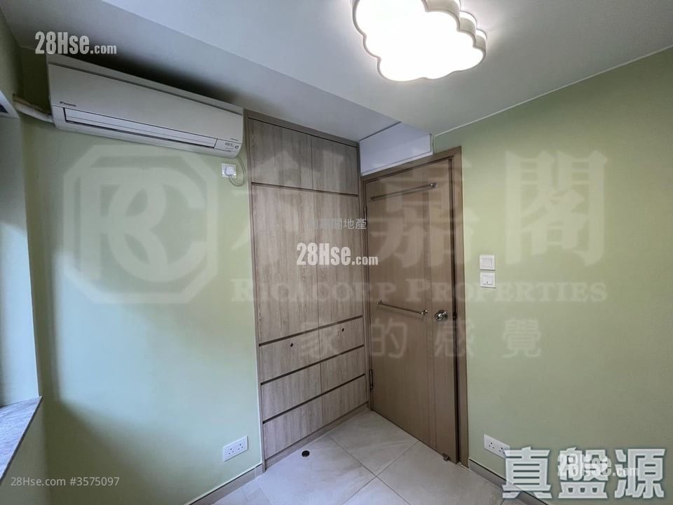 光超台 售盘 4 房 , 2 浴室 811 平方尺 光超台 售盘 4 房 , 2 浴室 811 平方尺