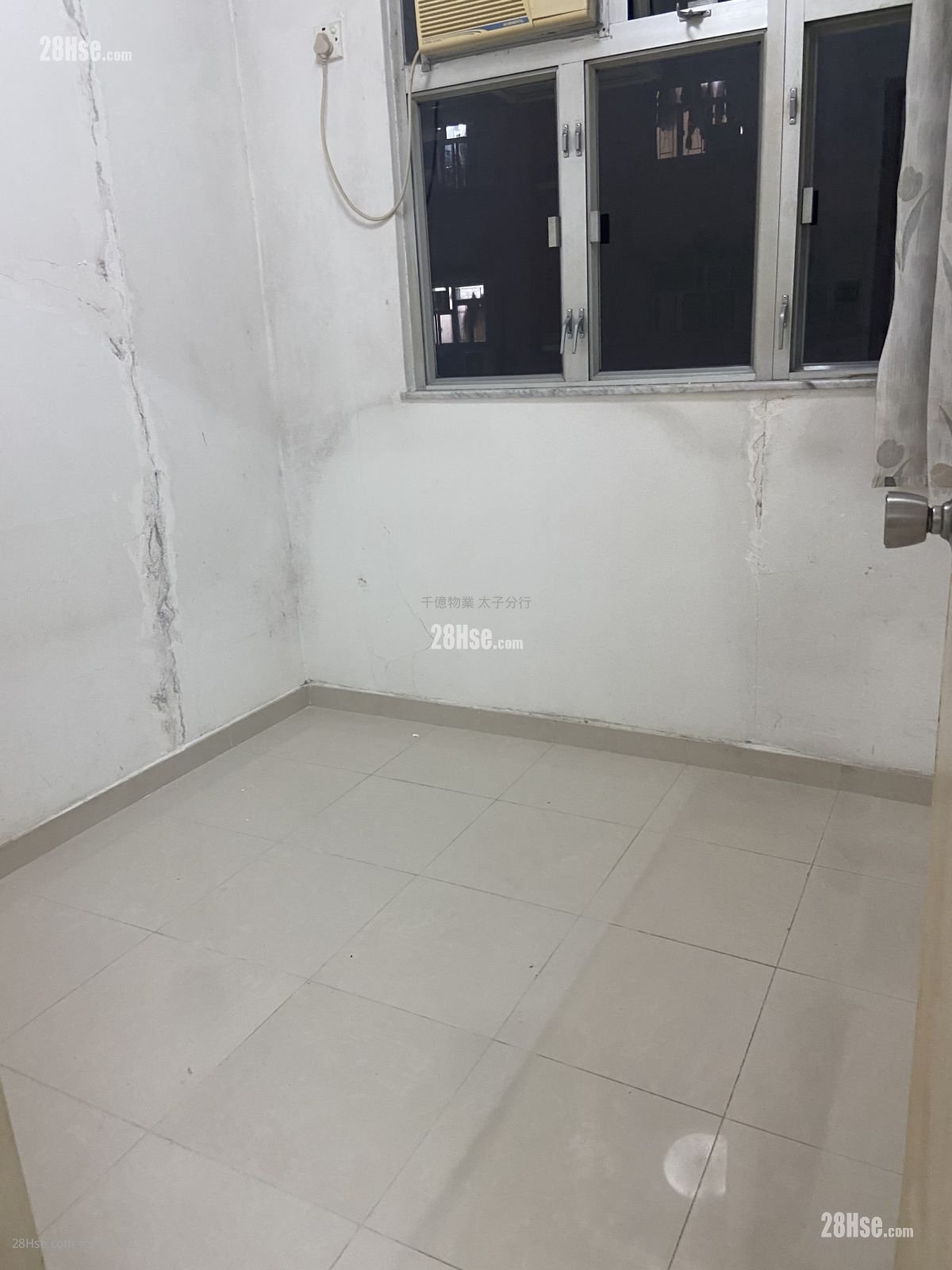 Lai Tong Building Sell 228 ft² Lai Tong Building Sell 228 ft²