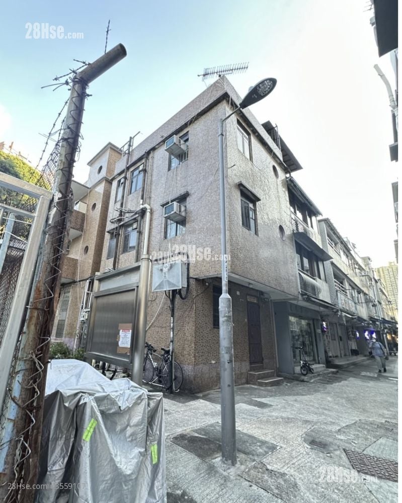 村屋 售盘 3 房 , 3 浴室 600 平方尺 村屋 售盘 3 房 , 3 浴室 600 平方尺