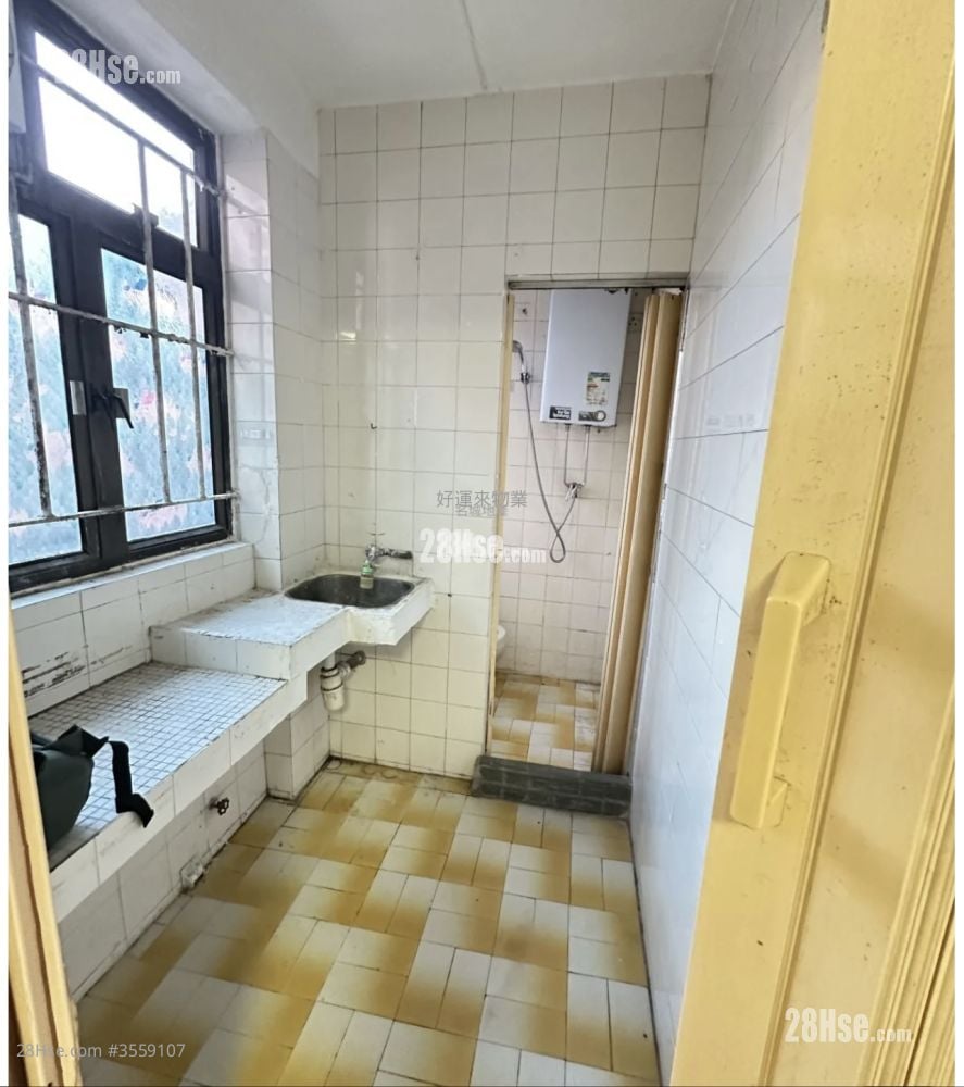 村屋 售盘 3 房 , 3 浴室 600 平方尺 村屋 售盘 3 房 , 3 浴室 600 平方尺