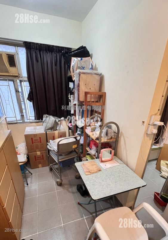 On Lai Building Sell 2 Bedrooms 249 ft²