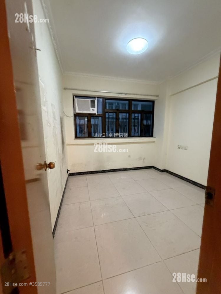 Man Ying Building Sell 3 Bedrooms , 1 Bathroom 750 ft²