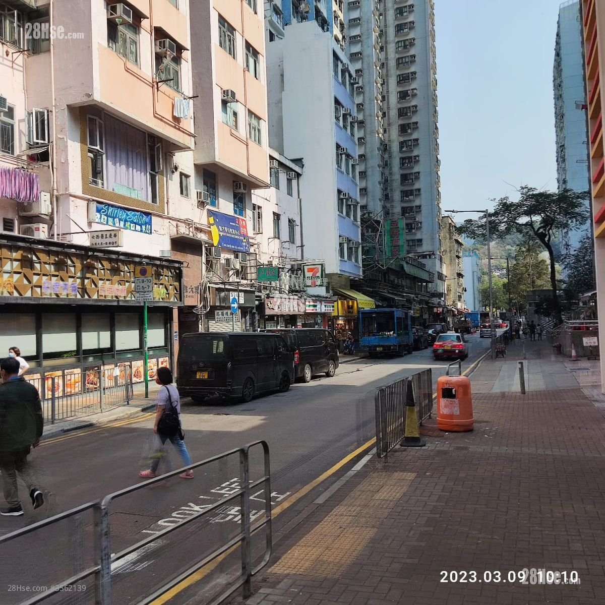 main door: 大廈出口沿大廈街行三份鐘便是港鐵站,十分便捷 main door: 大廈出口沿大廈街行三份鐘便是港鐵站,十分便捷