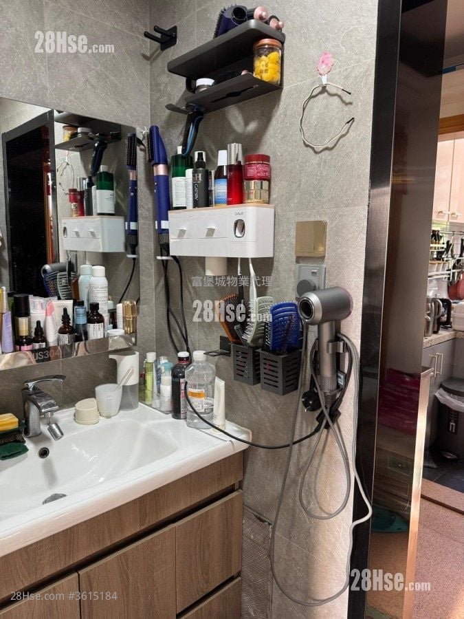 Hong Lam Court Sell 4 Bedrooms , 1 Bathroom 645 ft² Hong Lam Court Sell 4 Bedrooms , 1 Bathroom 645 ft²