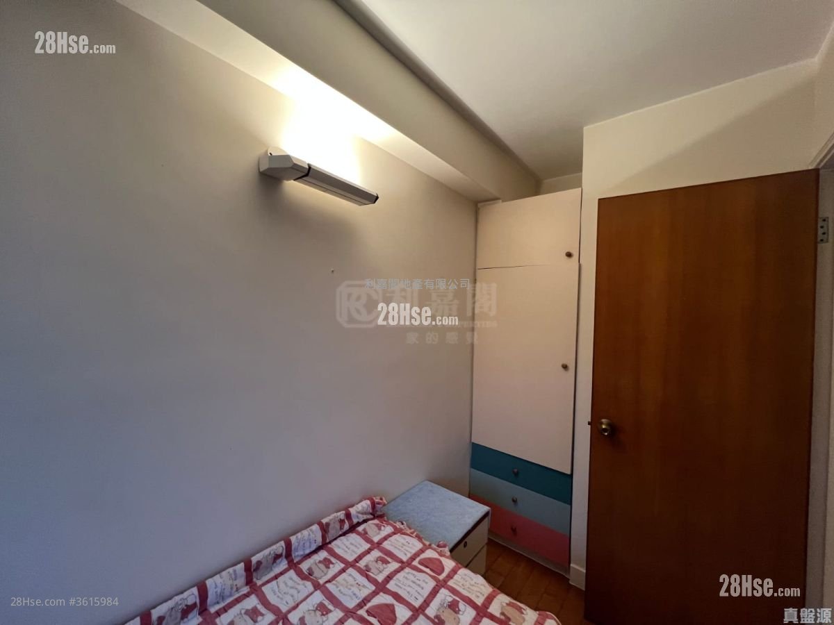 Kornhill Sell 3 Bedrooms , 1 Bathroom 594 ft² Kornhill Sell 3 Bedrooms , 1 Bathroom 594 ft²