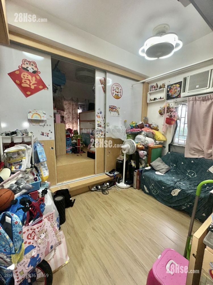 Hung Wai Building Sell 2 Bedrooms , 1 Bathroom 306 ft²