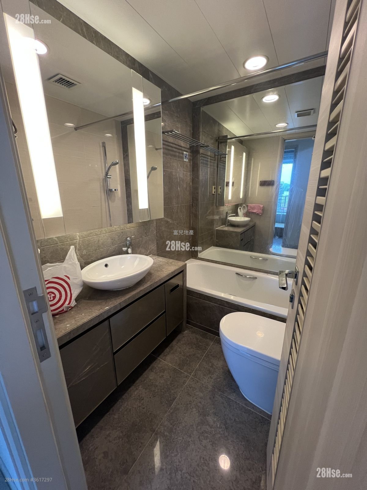 世宙 租盤 3 房 , 2 浴室 643 平方呎 世宙 租盤 3 房 , 2 浴室 643 平方呎