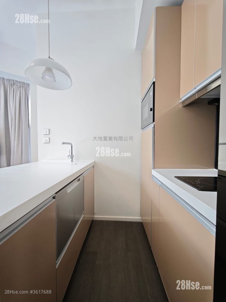 Queen's Cube Rental Studio , 1 Bathroom 300 ft² Queen's Cube Rental Studio , 1 Bathroom 300 ft²